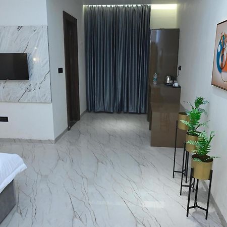 Trisaa Resort & Banquets Jhusi Zewnętrze zdjęcie