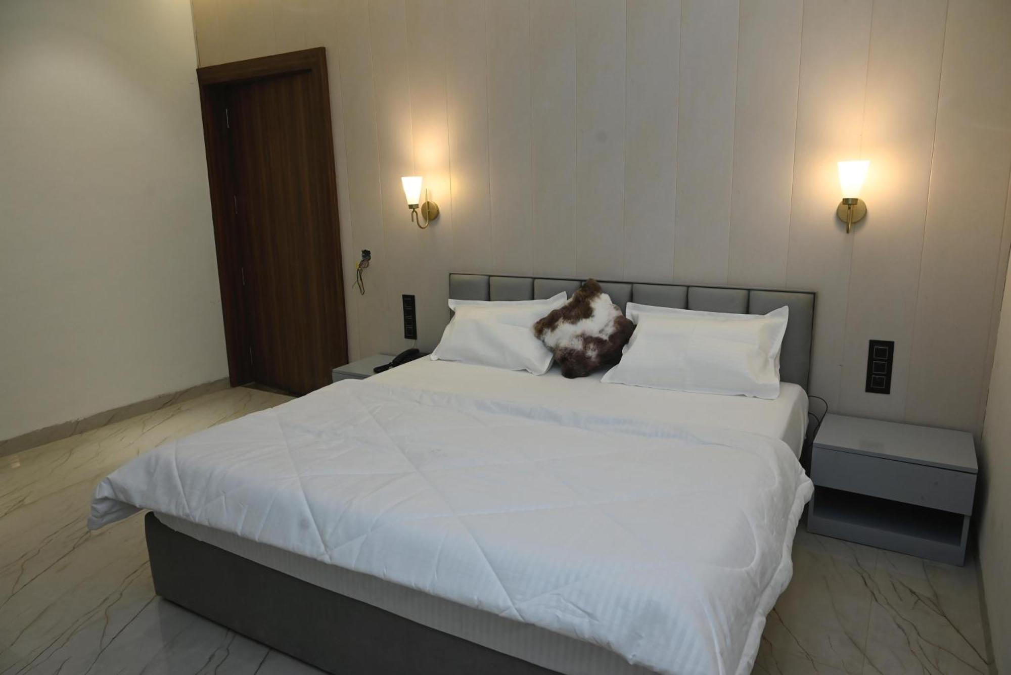 Trisaa Resort & Banquets Jhusi Zewnętrze zdjęcie