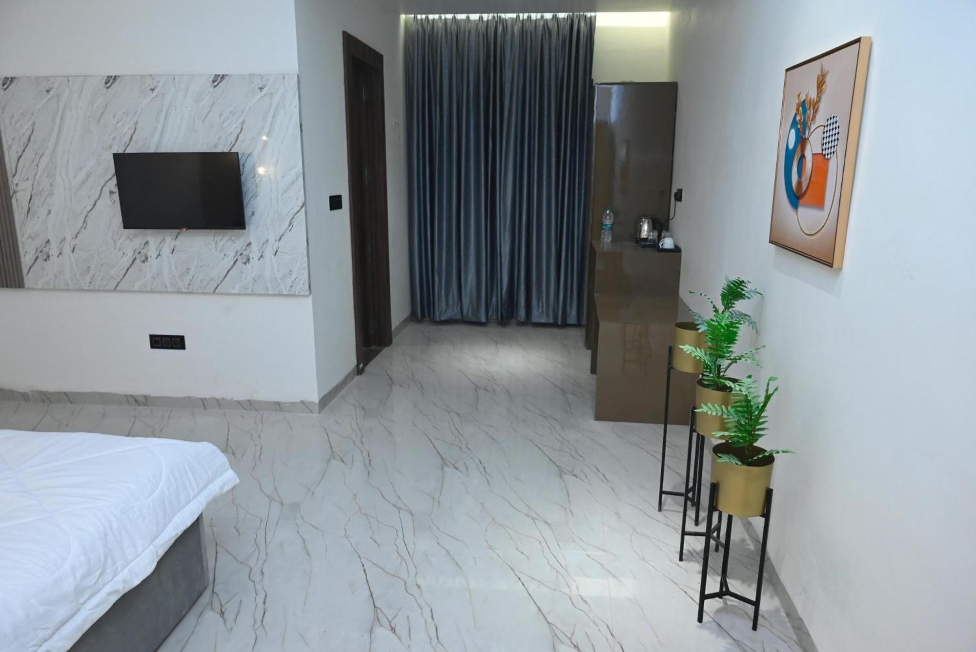 Trisaa Resort & Banquets Jhusi Zewnętrze zdjęcie