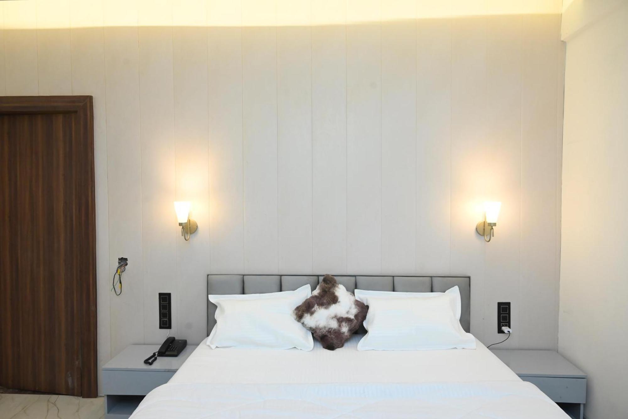 Trisaa Resort & Banquets Jhusi Zewnętrze zdjęcie